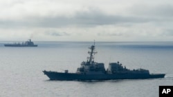 Tàu khu trục trang bị tên lửa dẫn đường USS William P. Lawrence chờ tiếp nhiên liệu từ một tàu chở dầu (phía trên) ngoài khơi Coronado, California, ngày 20/1/2016. Bộ Quốc phòng Mỹ phái chiến hạm này thực hiện một cuộc hành quân vì tự do hàng hải ở Biển Đông hôm 10/5/2016.
