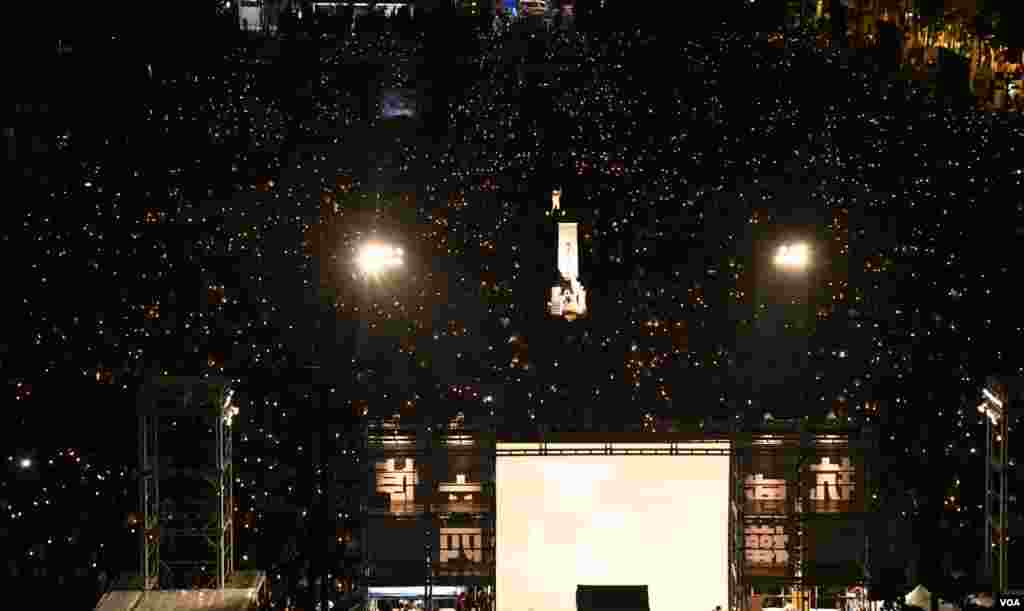 香港支聯會表示超過11.5萬人參加六四29周年燭光集會 (美國之音湯惠芸拍攝)
