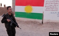 ນັກລົບຊາວເຄີດ peshmerga ຄົນນຶ່ງເຫັນຢູ່ທາງພາກໃຕ້ເມືອງ Kirkuk ປະເທດ Iraq ວັນທີ 13 ຕຸລາ 2017.