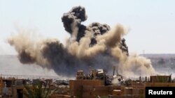 시리아 바구즈에서 검은 연기가 상공으로 치솟고 있다. 