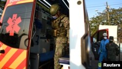 Tentara Ekuador memeriksa ambulans yang digunakan untuk mengangkut para napi korban kerusuhan di penjara Guayaquil, Ekuador (28/9). 