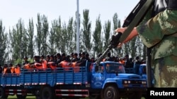 Şincan'da terör zanlısı Uygurlar cezaevine götürülürken