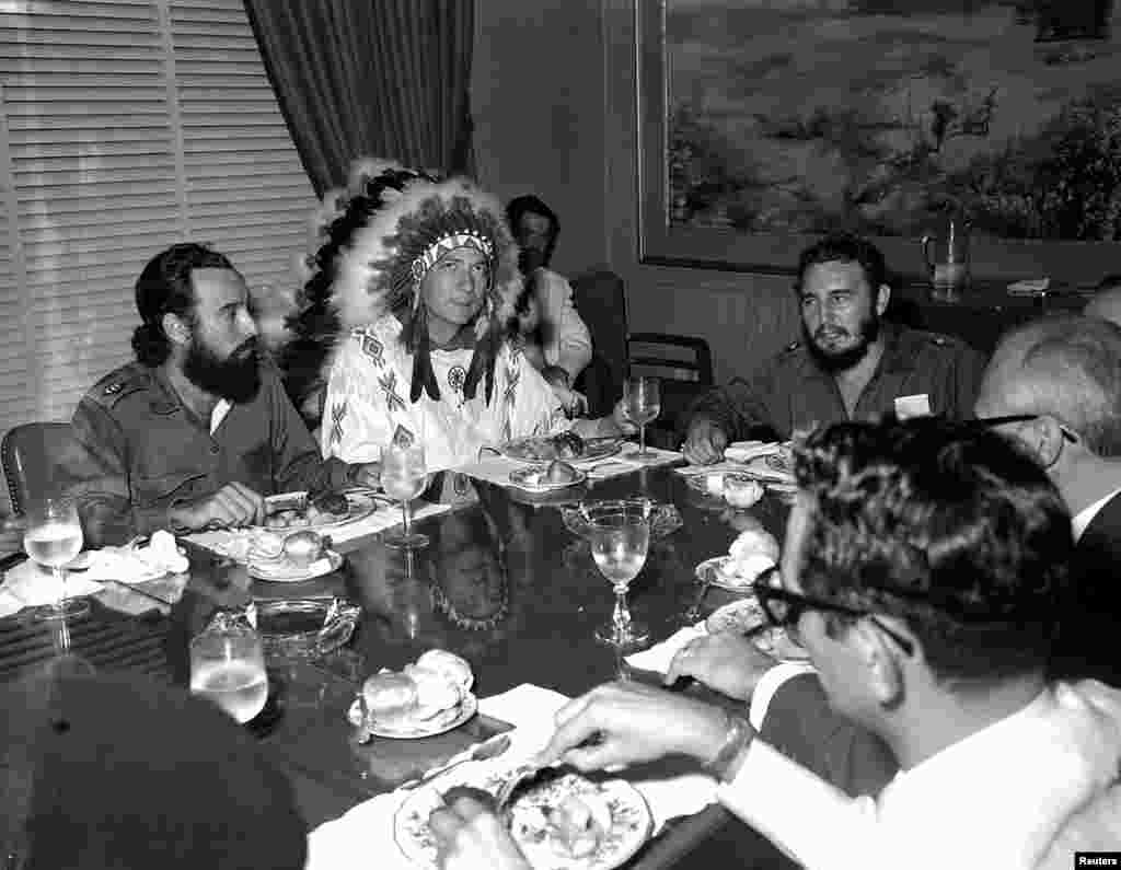 Fidel Castro rencontre Reverend W.A.Raifford (2e à gauche), le chef de la tribu White Birds des Indians Creek à La Havane, le 16 juillet 1959.