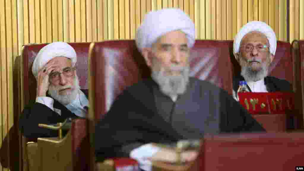 محمدتقی مصباح یزدی و احمد جنتی، دو روحانی تندروی ایران در آخرین جلسه مجلس خبرگان دوره چهارم. مصباح برای دور بعد انتخاب نشد و جنتی هم از تهران به عنوان نفر آخر به خبرگان بعد راه یافت. 