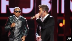 Pharrell Williams, kiri, dan Robin Thicke tampil di panggung BET Awards, membawakan 'Blurred Lines,' 30 Juni 2013.