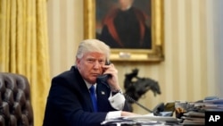 2017年1月28日，川普在白宫与澳大利亚总理特恩布尔通电话。（资料照片）
