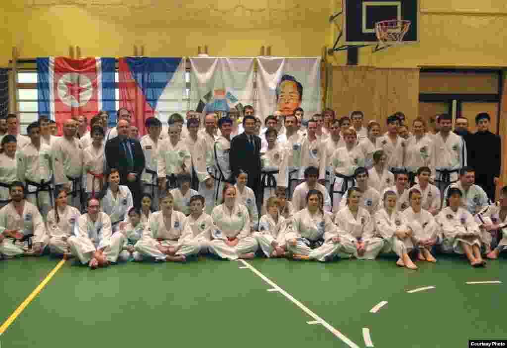 체코태권도연맹 회원들과 함께 한 북한 태권도 선수들. (사진 제공: 조지 바이탈리)