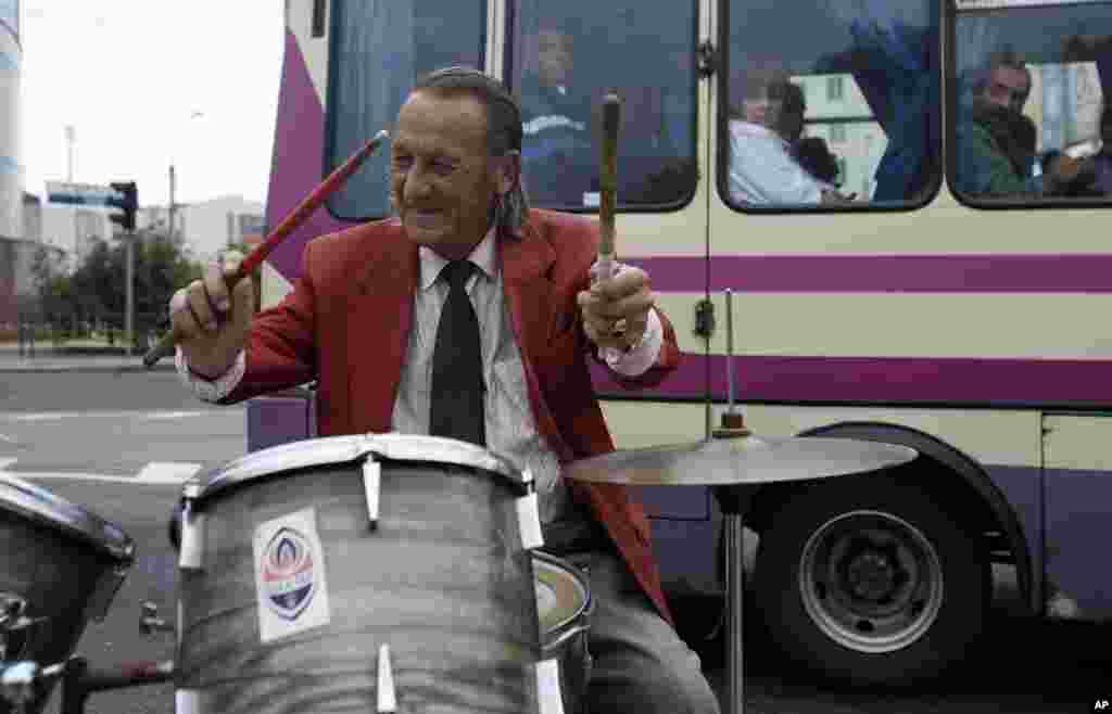 A street musician performs on his drums in the town of Donetsk, eastern Ukraine, Sept. 22, 2014.