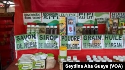 Des produits de la médecine traditionnelle à Dakar, au Sénégal, le 4 juin 2017. (VOA/Seydina Aba Gueye)