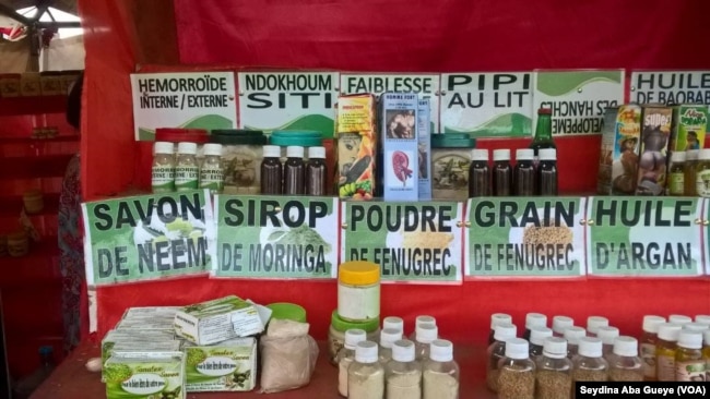Des produits de la médecine traditionnelle à Dakar, au Sénégal, le 4 juin 2017. (VOA/Seydina Aba Gueye)