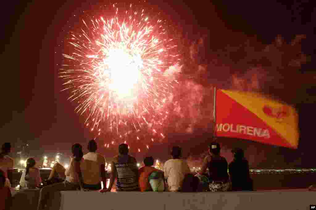 Orang-orang melihat kembang api setelah penutupan rally kampanye calon presiden untuk partai berkuasa Partai Demokrat, Jose Domingo Arias, di Panama City, Panama, 1 April 2014. &nbsp;