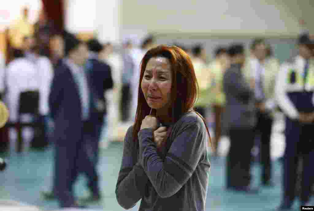 16일 한국 전남 진도 해상에서 발생한 여객선 침몰사고로 실종된 피해자 부모가 망연자실해 있다.