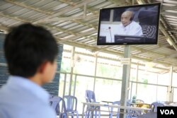 FILE - At the media room at the Extraordinary Chambers in the Courts of Cambodia (ECCC), journalists watch a live-stream of the testimony of Kaing Guek Eav, alias Duch, former Chairman of S-21 on trial in case 002/02 at UN-backed court in Phnom Penh, June 07, 2016.