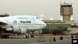 ເຮືອບິນ Boeing 747 ຂອງສາຍການບິນແຫ່ງຊາດຂອງ ອີຣ່ານ ຈອດຢູ່ສະໜາມບິນສາກົນ Mehrabad ໃນນະຄອນຫຼວງ Tehran.