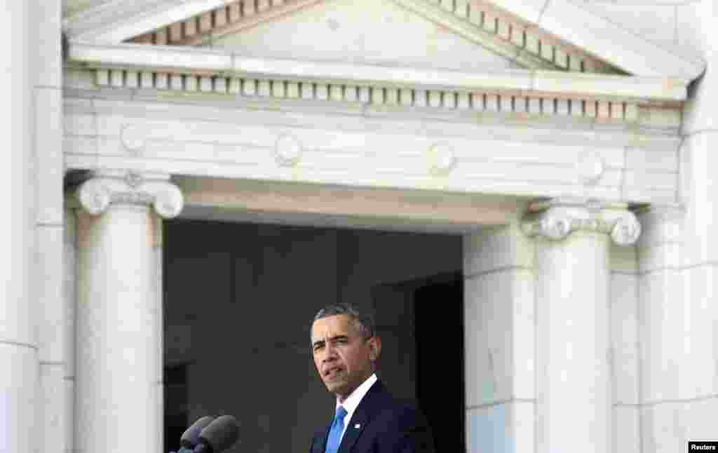 Presiden AS Barack Obama berpidato dalam upacara peringatan Hari Pahlawan di Taman Makan Pahlawan Arlington di Virginia, 26 Mei 2014.