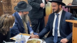 Yehuda Gerami, chief rabbi in Iran, shakes hands with Rabbi Sholom Deitsch, head of Chabad Lubavitch of Northern Virginia, after giving a talk at the Fairfax, Virginia, synagogue, Nov. 14, 2021 (Michael Lipin/VOA)