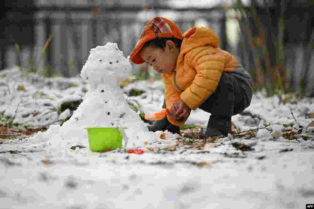 برف باری سے بچوں کو تفریح کا ایک نیا موقع ہاتھ آ گیا ہے۔ باغیچوں اور دیگر تفریحی مقامات پر بچے برف سے کھیلتے نظر آتے ہیں۔