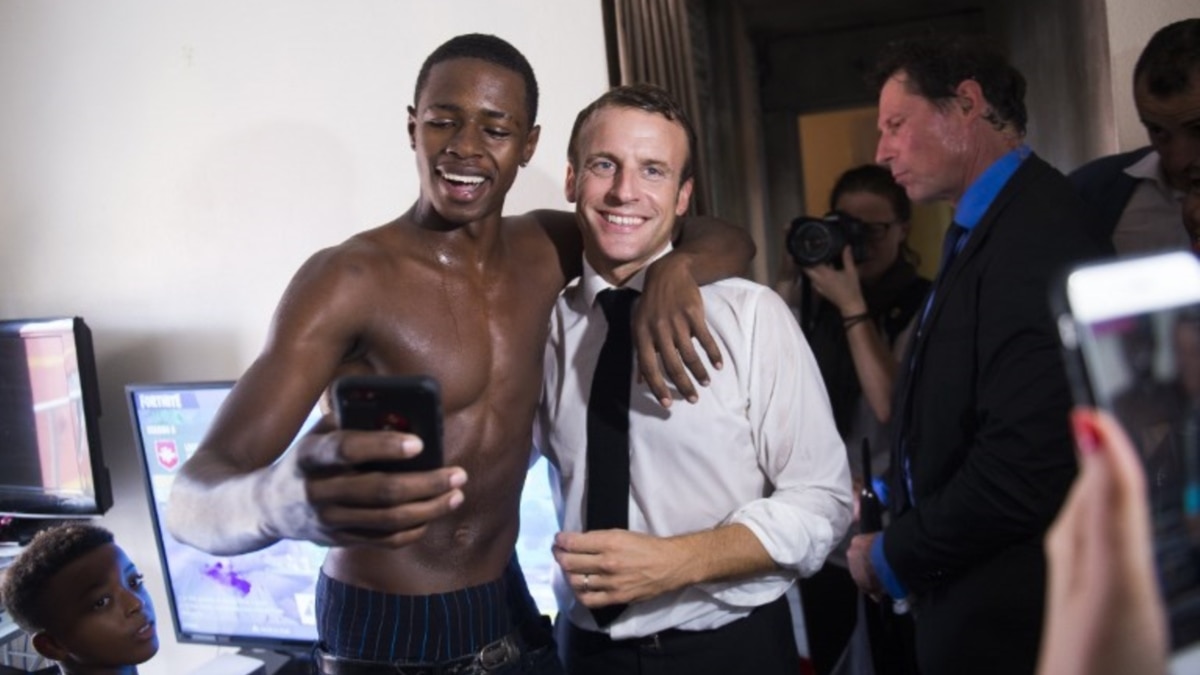 La Photo D Un Jeune Avec Emmanuel Macron Fait Polemique