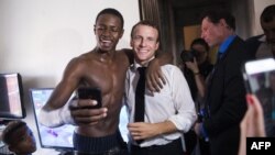 Le président français Emmanuel Macron rencontre les habitants du quartier d'Orléans, Saint-Martin, le 29 septembre 2018.