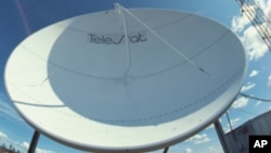 Antèn parabolik(satellite dish) ki pèmèt yon estasyon radyo retransmèt pwogram yon lòt. 