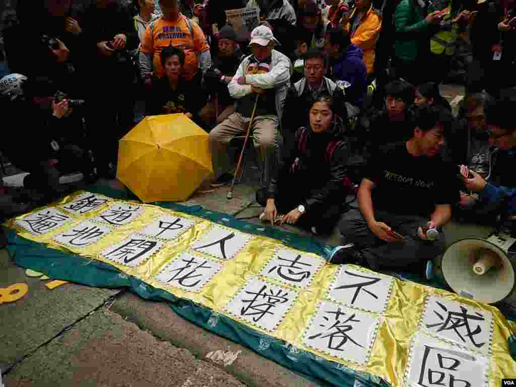 Activists at Causeway Bay remain in the occupied area until the last possible minute, Hong Kong, Dec. 15, 2014. (Iris Tong/VOA)