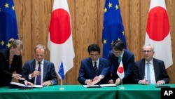 El acuerdo, que se firmó en Tokio, es el mayor tratado que la Unión Europea ha negociado hasta ahora y crea una enorme zona de libre comercio, eliminando tarifas para miles de importaciones, desde coches japoneses hasta queso francés.