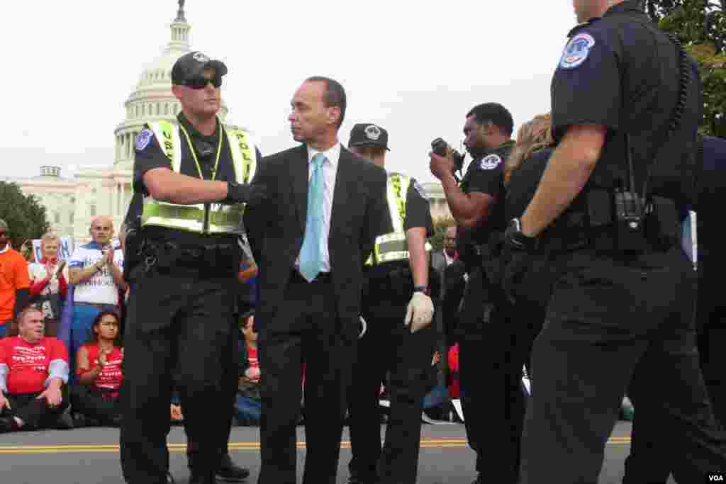 El congresista Luis Gutiérrez fue el último de los legisladores en ser arrestado.