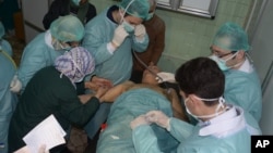 Fotografija jednog od Sirijaca povređenog tokom navodnog napada hemijskim oružjem. Izvor: Sirijska državna novinska agencija SANA 