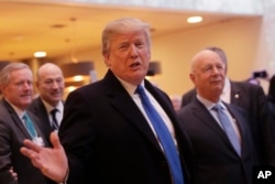 El presidente Donald Trump habla con periodistas a su llegada a Davos, Suiza. Enero 25 de 2018.