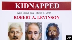 FBI-ın bu posterində keçmiş agent Robert Levinsonun uzun illər girov saxlandıqdan sonra mümkün görüntüləri nümayiş etdirilir