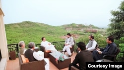 عمران خان بنی گالا میں واقع اپنی رہائش گاہ پر ساتھیوں سے مشاورت کر رہے ہیں (فائل فوٹو)