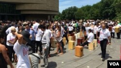 La Explanada Nacional de Washington se vistió de rojo y blanco durante la gran inauguración del Festival de Cultura y Tradición Folklife que este año rinde homenaje al Perú. [Foto: Reyna Guzmán, VOA].