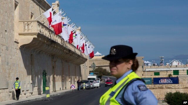 Oficiales de policía patrullan el Centro Mediterráneo  de Conferencias en Vellatta, Malta, donde tiene lugar una cumbre informal de líderes de la UE y africanos sobre la crisis migratoria.