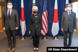 웬디 셔먼 미국 국무부 부장관(가운데)과 최종건 한국 외교부 제1차관(왼쪽), 모리 다케오 일본 외무성 사무차관이 17일 워싱턴 국무부 청사에서 3자회담을 했다.