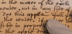 Một trang trong quyển sách tiểu sử Isaac Newton do bạn ông, bác sĩ William Stukeley viết năm 1752, với dòng chữ 'does this apple fall' ('trái táo rơi') miêu tả lúc Newton bắt đầu hiểu định luật vạn vật hấp dẫn (Hình: AP Photo/Lucy Young)