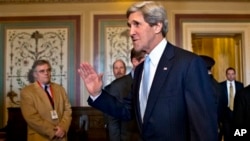 ພາບສະມາຊິກສະພາສູງ John Kerry, ສັງກັດພັກເດໂມແຄຣັດ ຈາກລັດ Massachusetts ລຸນຫລັງທີ່ ທີ່ຄະນະກຳມະການ ຄວາມສຳພັນຕ່າງປະເທດຂອງສະພາສູງສະຫະລັດ ເຫັນດີນໍາການແຕ່ງຕັ້ງທ່ານ ໃຫ້ກຳຕຳແໜ່ງເປັນລັດຖະມົນຕີກະຊວງການຕ່າງປະເທດ ຄົນຕໍ່ໄປແທນທ່ານນາງ Clinton ຢູ່ທີ່ຕືກລັດຖະສະພາ ໃນວັນທີ 29 ມັງກອນ 2013.