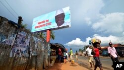 Poster besar presiden Ernest Bai Koroma nampak terpasang Freetown, Sierra Leone (Foto: dok). Sierra Leone akan melangsungkan pemilihan anggota parlemen, Sabtu (17/11).