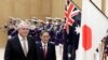 PM Australia Scott Morrison (kiri) dan PM Jepang Yoshihide Suga dalam upacara penyambutan tamu negara menjelang pertemuan di kediaman resmi Suga di Tokyo, Jepang, Selasa, 17 November 2020.