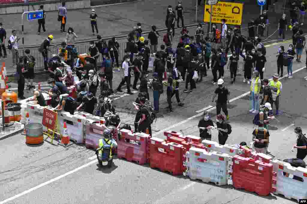 抗議者2019年6月21日佔據了香港政府總部外的一條主要道路。數百名黑衣示威人士封鎖了香港議會外的一條高速公路，要求當局撤回逃犯條例修訂等。