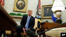 美國總統川普2018年7月2日在華盛頓的白宮橢圓形辦公室向媒體發表講話。