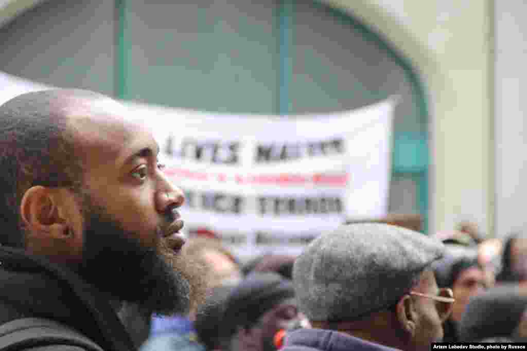 A protester listens to rally leaders shouting for justice in the death of Freddie gray, as the crowd pauses blocks from city hall. Thurs April 23, 2015. (Photo: Victoria Macchi for VOA)