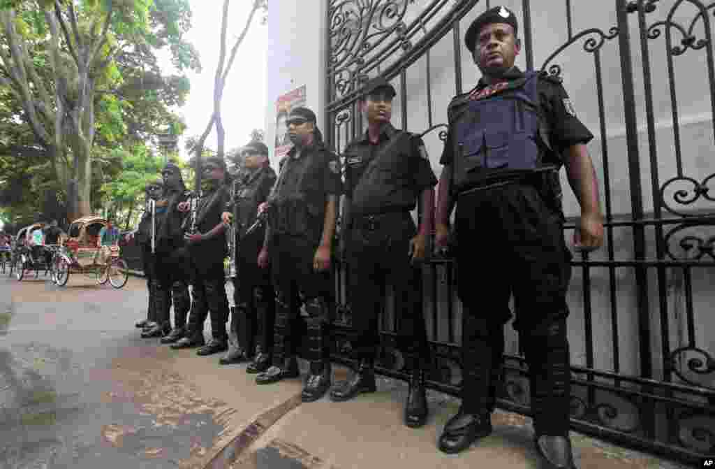 Security personnel stand guard in front of a court where a verdict against Jemaat-e-Islami party leader Abdul Quader Mollah was delivered in Dhaka, Bangladesh, Sept. 17, 2013.