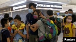 지난 6월 홍콩 국제공항에서 영국으로 출국하는 주민이 친지들과 작별 인사를 하고있다. (자료사진)