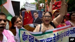 Activists of Swadeshi Jagaran Manch, a Hindu right-wing organization promoting indigenous products, shout slogans against China during a protest in New Delhi, India, July 4, 2017. They were protesting China's decision to suspend the pilgrimage to Kailash 
