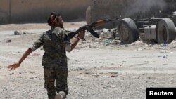 یک جنگجوی کرد در نبرد با نیروهای داعش در رقه سوریه