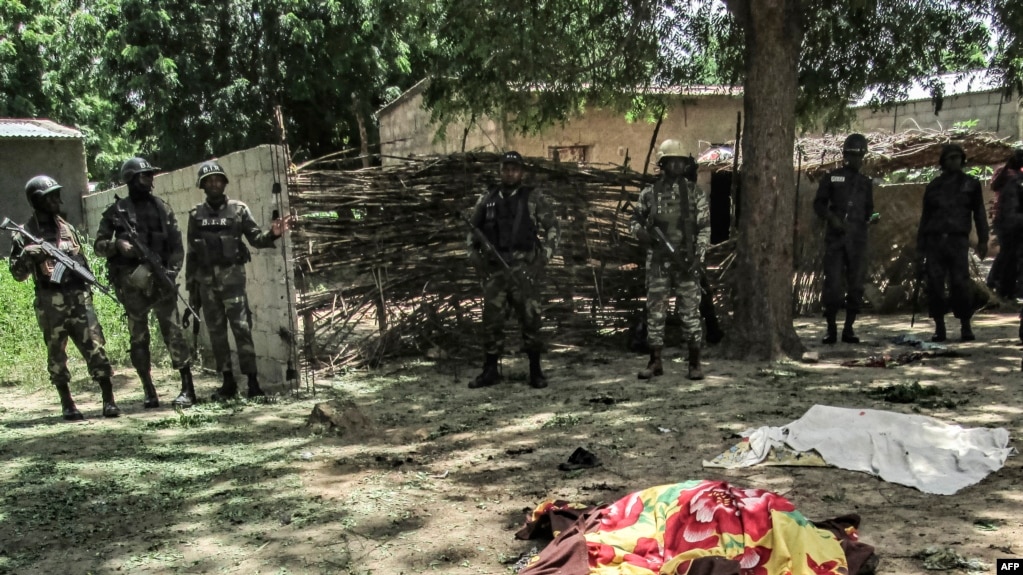 Les forces de sécurité camerounaises déployées après un double attentat suicide dans le village de Kolofata, au Cameroun, 13 septembre 2015.