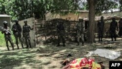 Les forces de sécurité camerounaises déployées après un double attentat suicide dans le village de Kolofata, Extrême nord, Cameroun, 13 septembre 2015.