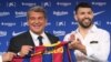  Le président du FC Barcelone Joan Laporta, à gauche, et Sergio Aguero présenté au Camp Nou, Espagne, le 31 mai 2021. 