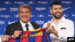  Le président du FC Barcelone Joan Laporta, à gauche, et Sergio Aguero présenté au Camp Nou, Espagne, le 31 mai 2021. 