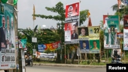 Poster-poster dan baliho yang dipasang para calon anggota DPRD tampak memenuhi jalan di pinggiran Jakarta, 12 Maret 2009. (Foto: Crack Palinggi/Reuters)